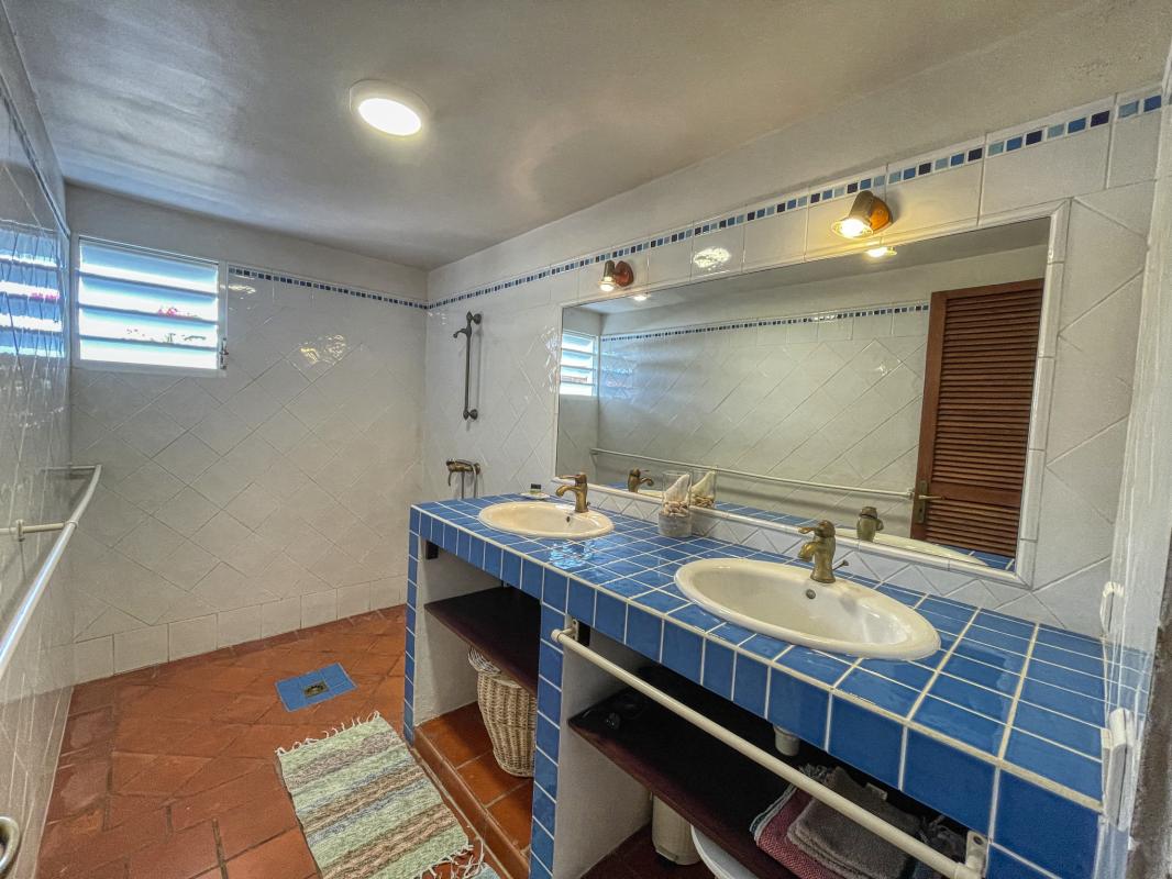 22 Location villa tropicale 5 chambres 10 personnes avec piscine et vue mer saint françois en guadeloupe - salle de douche comm
